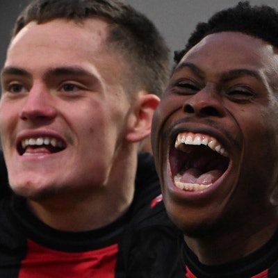 Torschütze und Vorbereiter für Bayer 04: Nathan Tella (r.) und Florian Wirtz feiern in Darmstadt.