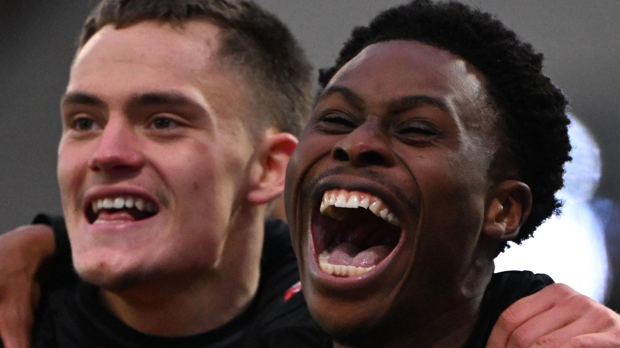 Torschütze und Vorbereiter für Bayer 04: Nathan Tella (r.) und Florian Wirtz feiern in Darmstadt.