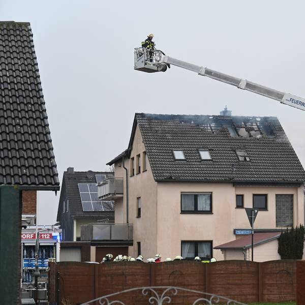 Im Hirschend ist ein Feuer in einem Mehrfamilienhaus im Dachgeschoss ausgebrochen.