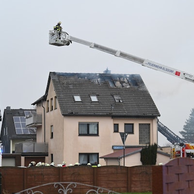 Im Hirschend ist ein Feuer in einem Mehrfamilienhaus im Dachgeschoss ausgebrochen.