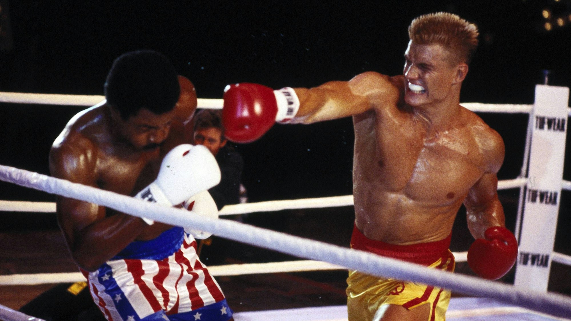 Carl Weathers mit seinem Kollegen Dolph Lundgren im Film „Rocky IV“.