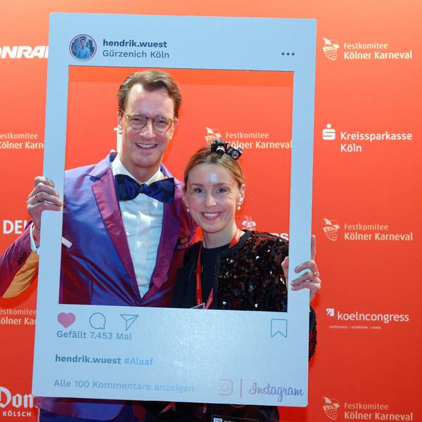 Hendrik Wüst posiert mit seiner Frau Katharina als Instapräsident im Gürzenich.
