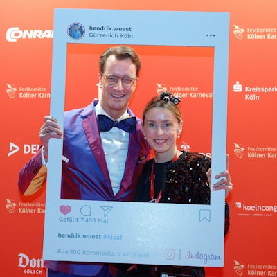 Hendrik Wüst posiert mit seiner Frau Katharina als Instapräsident im Gürzenich.