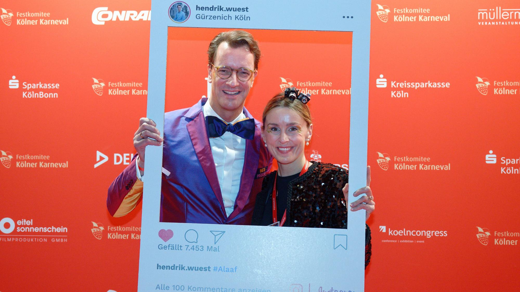 Hendrik Wüst posiert mit seiner Frau Katharina als Instapräsident im Gürzenich.
