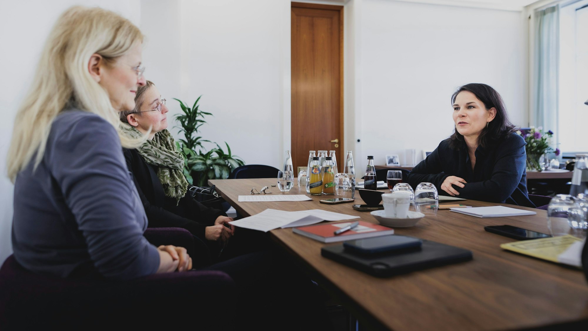 Bundesaußenministerin Annalena Baerbock (Grüne) im Gespräch mit Kristina Dunz und Daniela Vates.