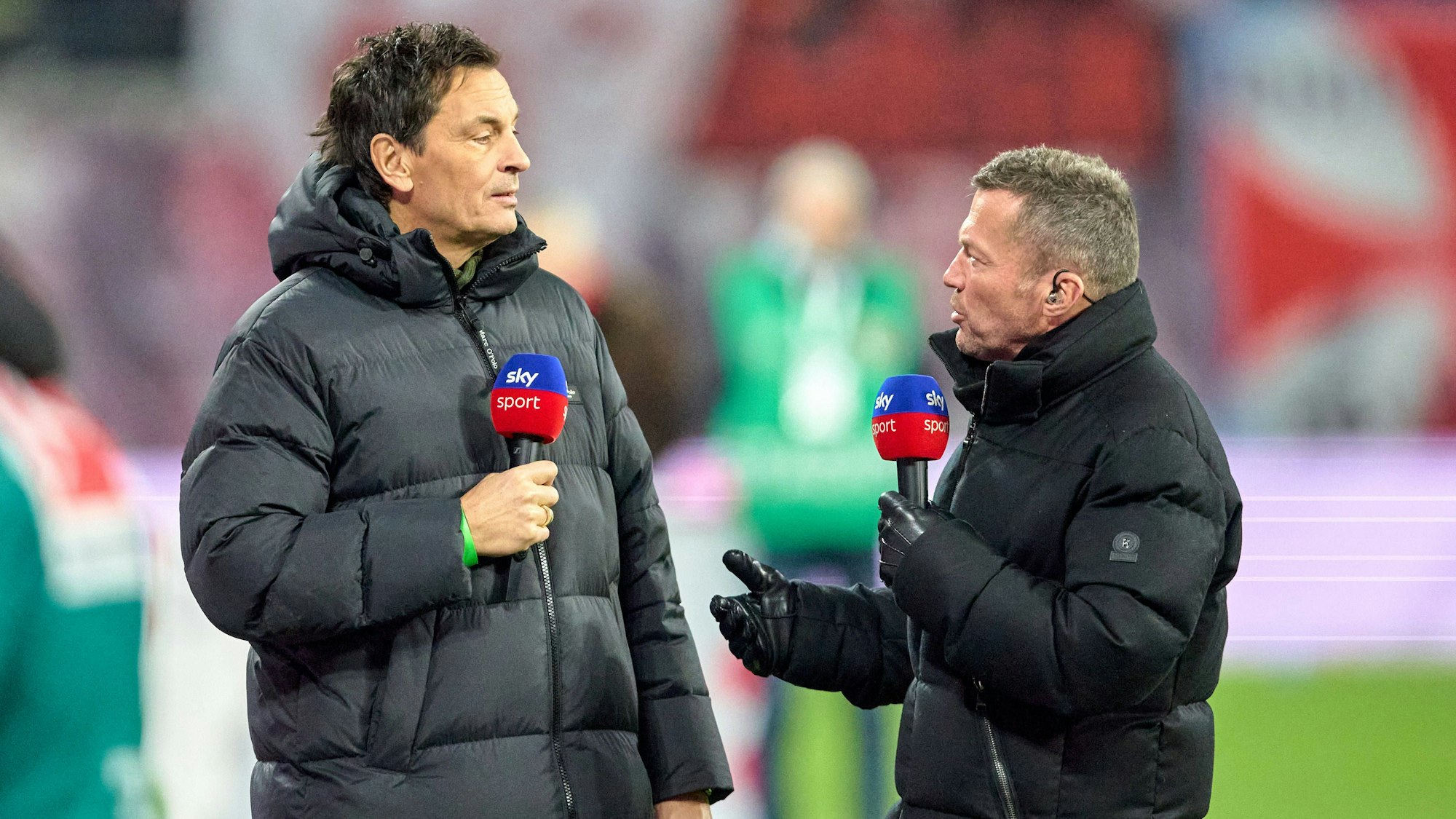 Sebastian Hellmann (l.) und Lothar Matthäus während einer Bundesliga-Analyse im Stadion.