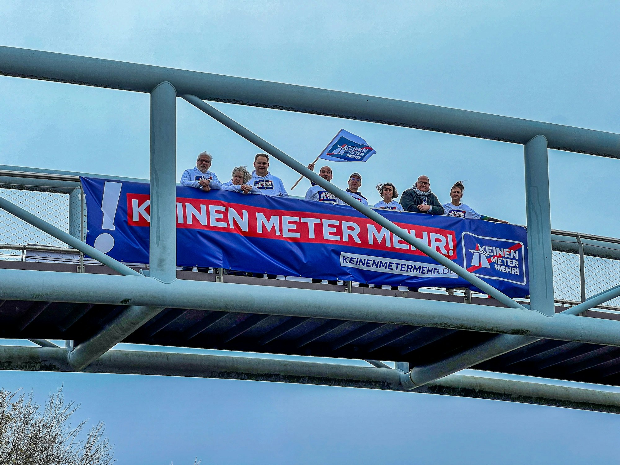 Im Wind und Nieselregen hissen die Ratsdamen und -herren von CDU, SPD, Grünen, FDP, Opladen Plus und die Einzelvertreterin Gisela Kronenberg ihre klare Botschaft an der Neulandparkfußgängerbrücke über der Rheinallee. (Archivfoto)