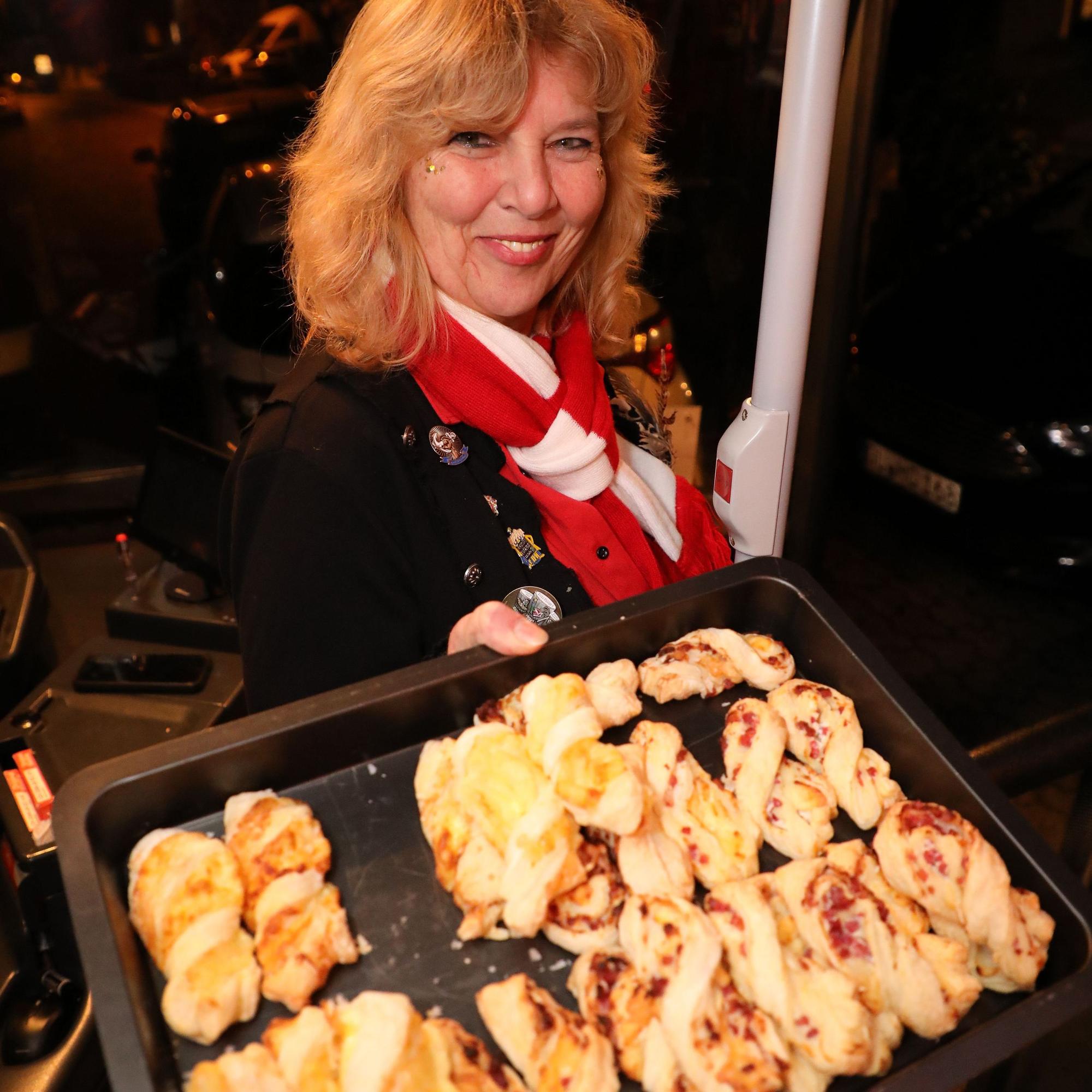 Susanne Reichmann hält ein Blech mit Backwaren.