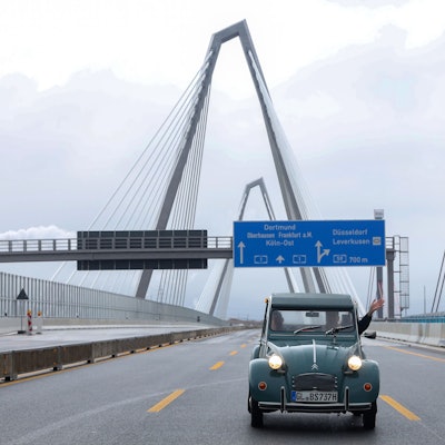 Einmalige Ausnahme: Gegen die Fahrtrichtung ging es zum Startpunkt der Jungfernfahrt. Benedict Stuwe hatte die Premierenquerung über die neue Leverkusener Brücke bei einer „Kölner Stadt-Anzeiger“-Verlosung gewonnen.