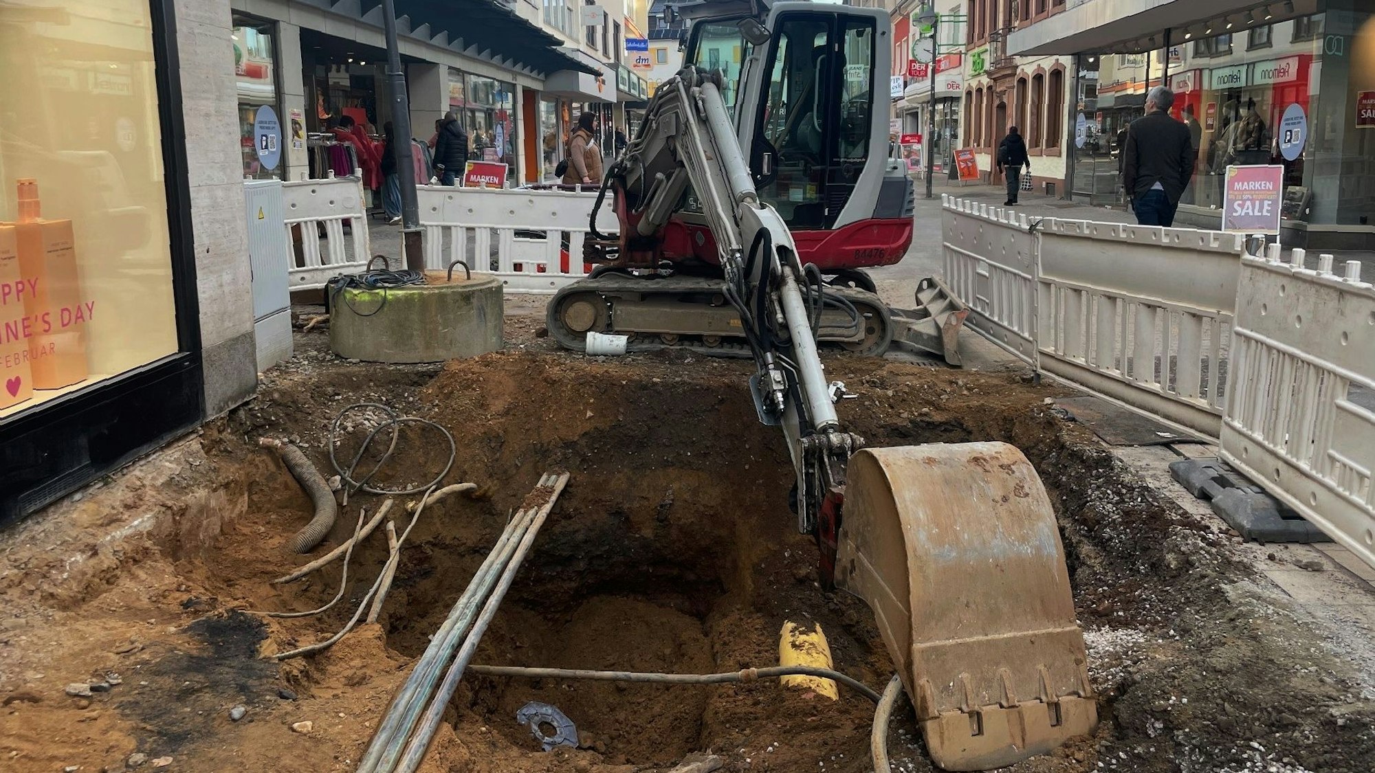 Das Bild zeigt einen Bagger in der Euskirchener Innenstadt.