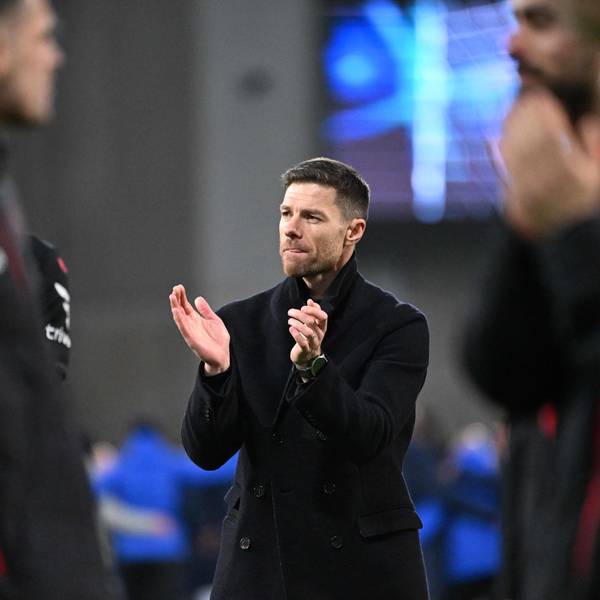 Leverkusens Trainer Xabi Alonso applaudiert nach dem Sieg in Darmstadt.