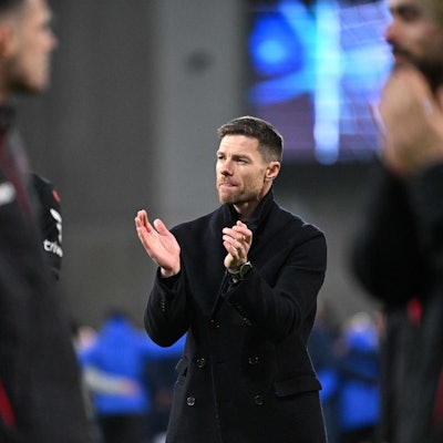 Leverkusens Trainer Xabi Alonso applaudiert nach dem Sieg in Darmstadt.