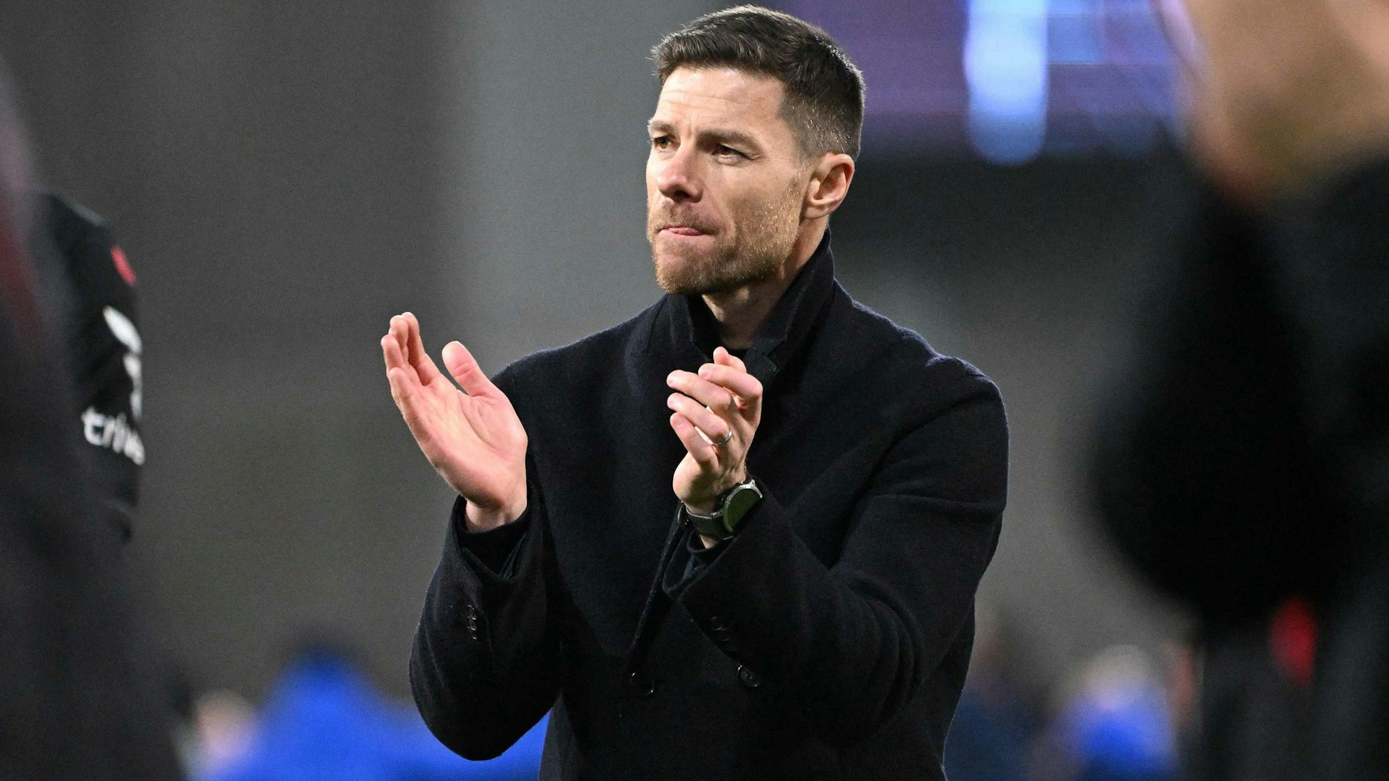 Leverkusens Trainer Xabi Alonso applaudiert nach dem Sieg in Darmstadt.