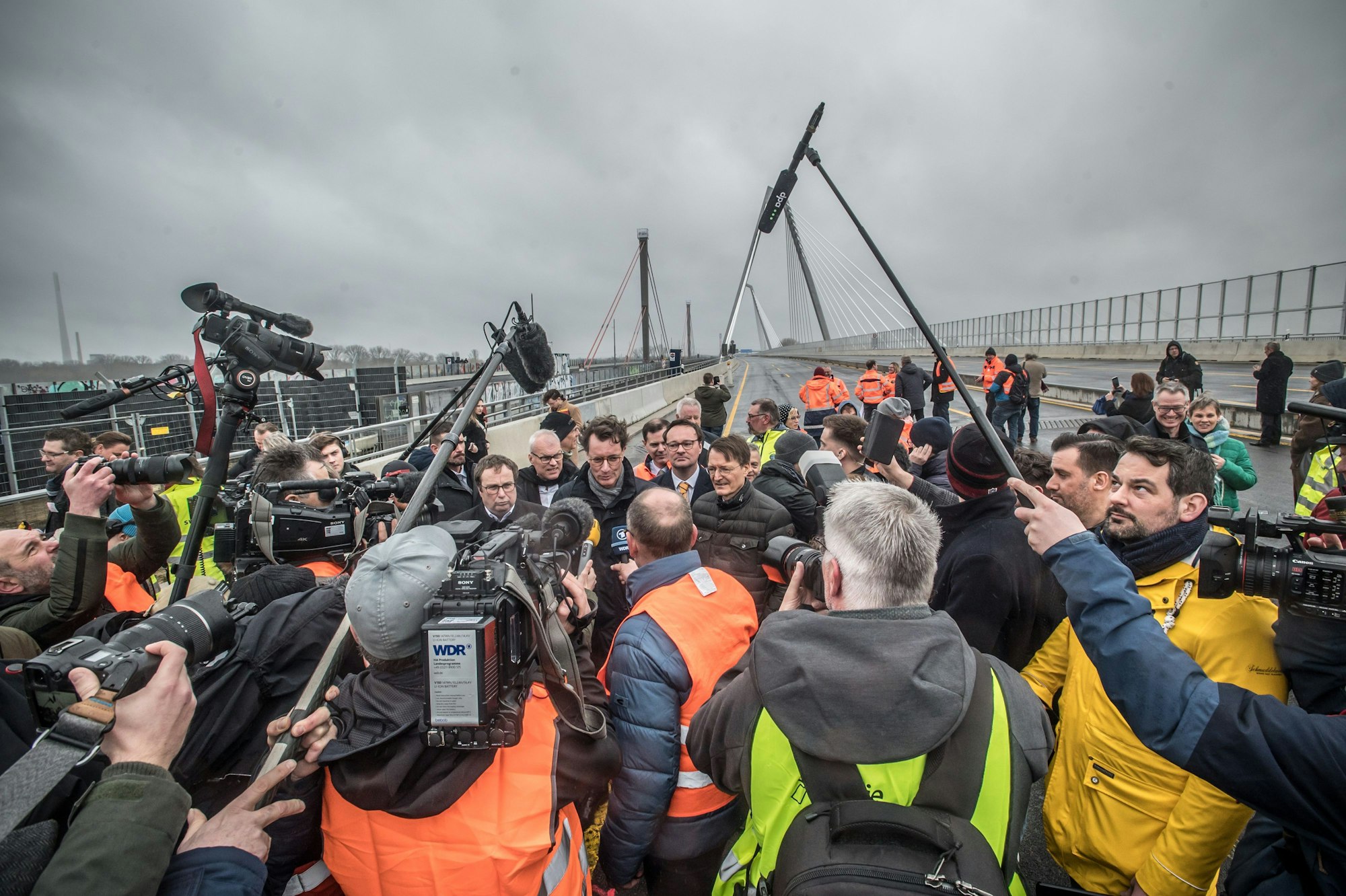 Den Demonstranten hatte man nicht erlaubt, näher am Festakt zu demonstrieren.