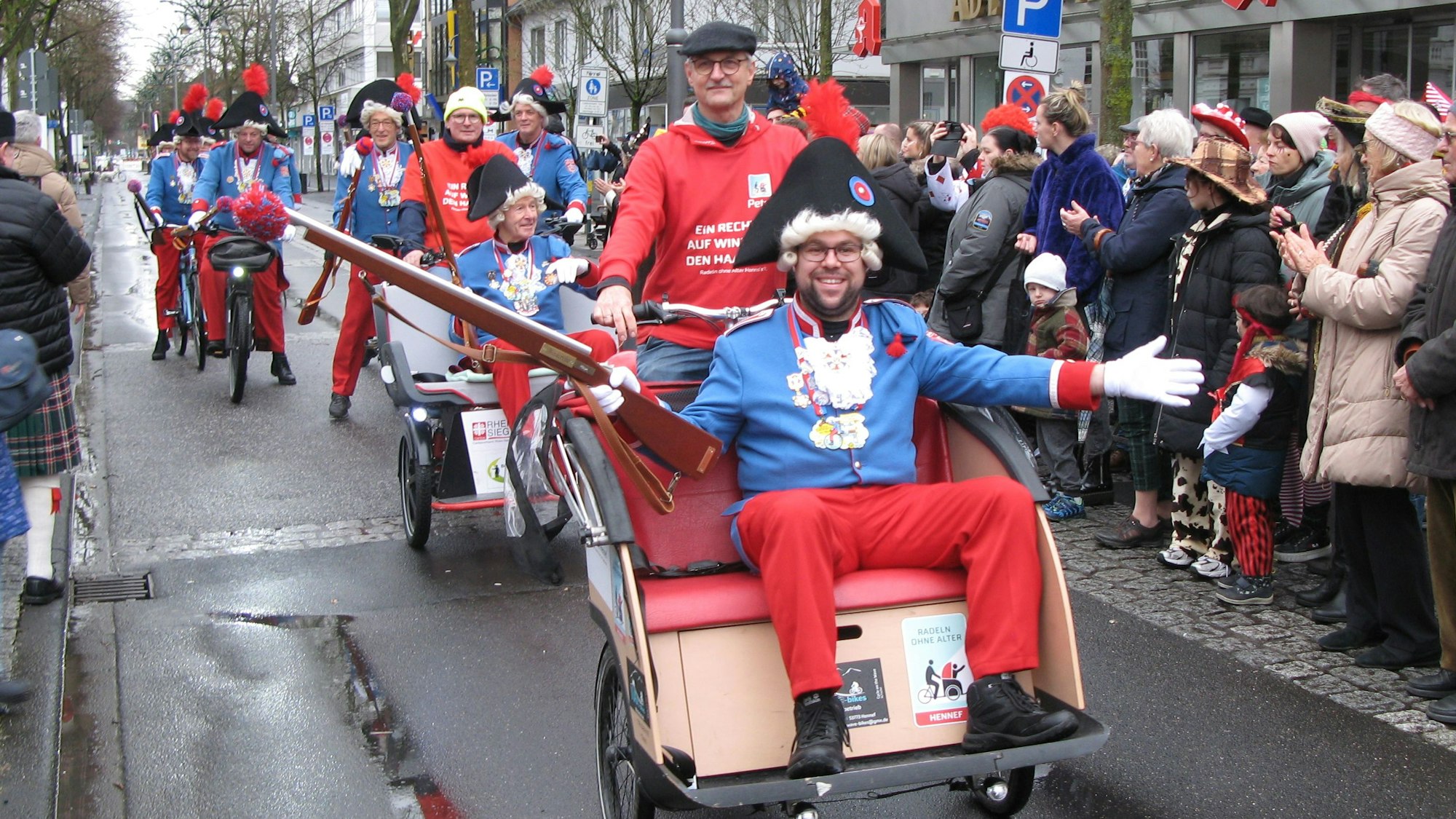 Hennefer Stadtsoldaten sitzen in Fahrradrikschas.