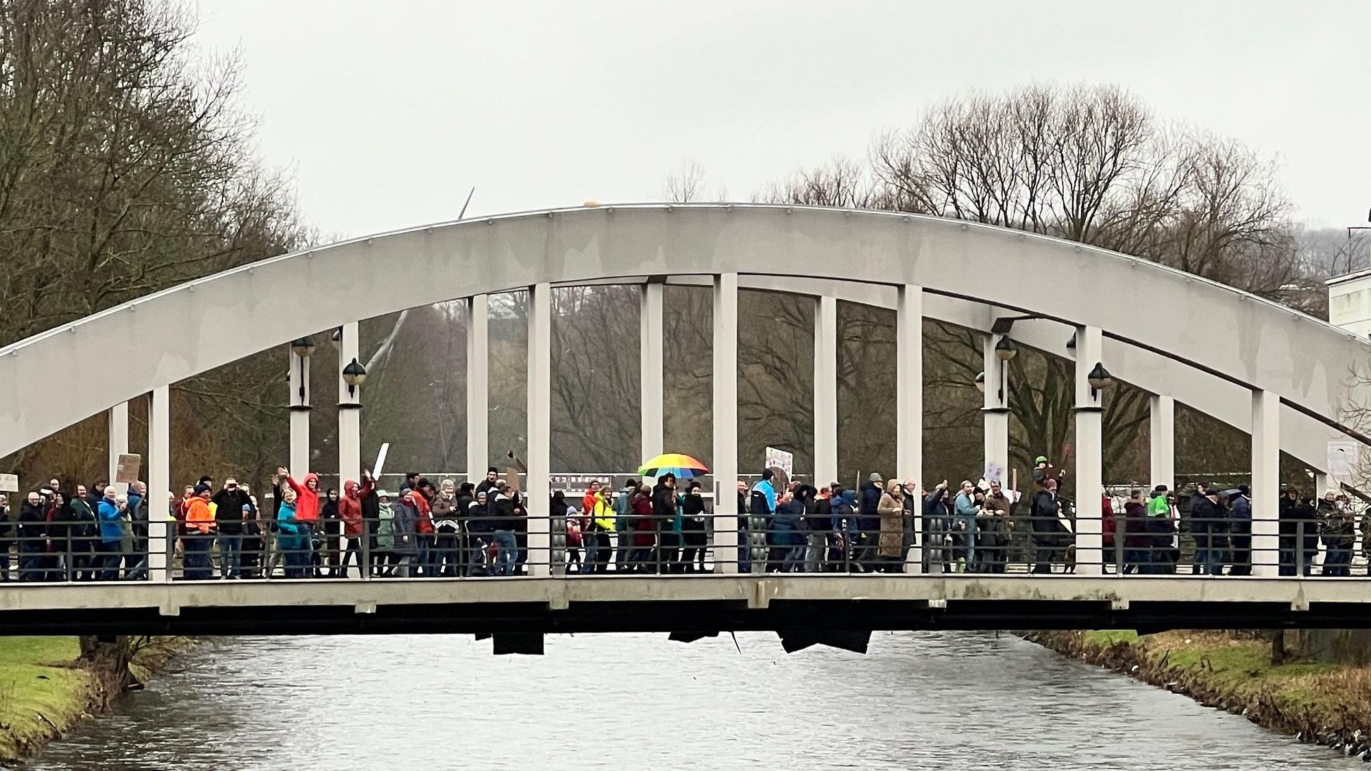 Auf der Brücke strömten die Leute dem Demozug hinterher.