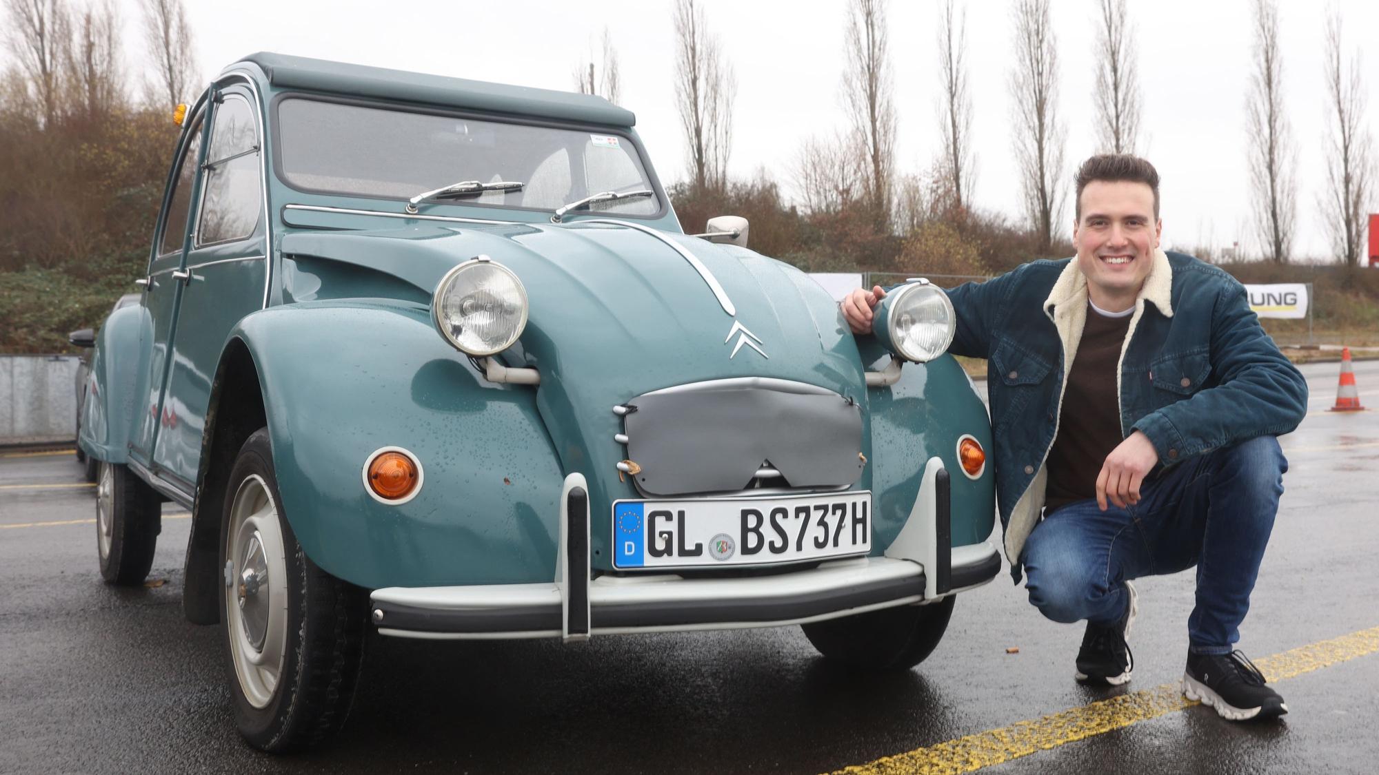 Benedict Stuwe (rechts) mit Ente Marie-Luise (links).