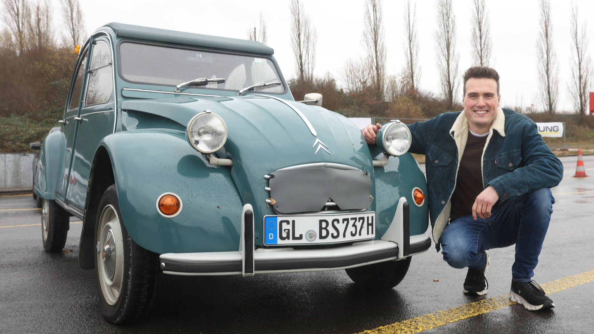 Benedict Stuwe (rechts) mit Ente Marie-Luise (links).