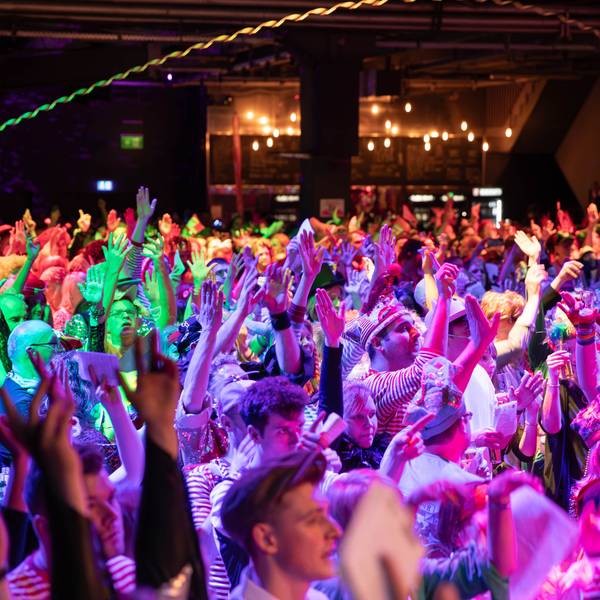 Feiernde Menge beim Finale der Loss mer singe Kneipentour 2024 in der Kölner Live Music Hall.