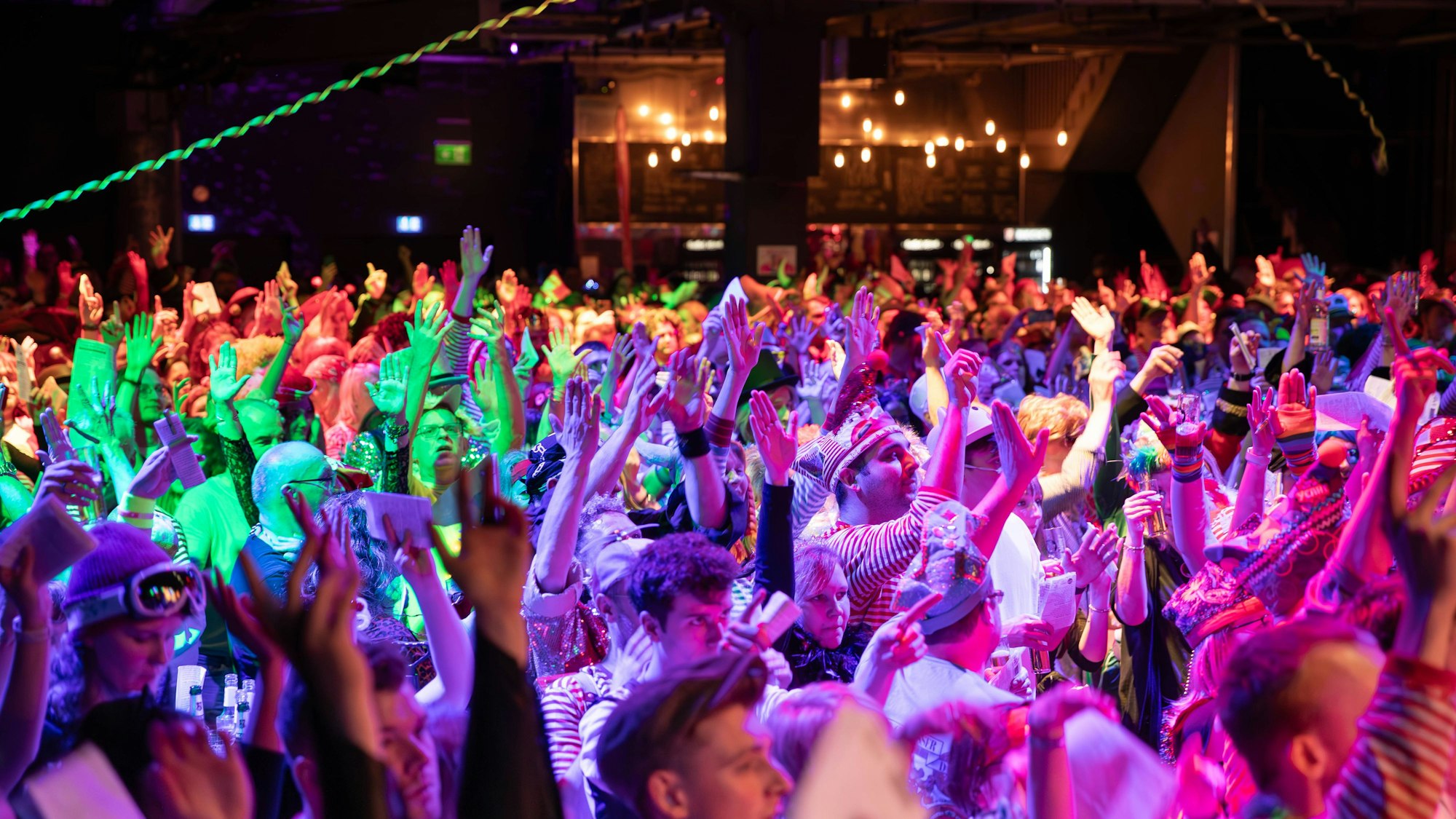 Feiernde Menge beim Finale der Loss mer singe Kneipentour 2024 in der Kölner Live Music Hall.