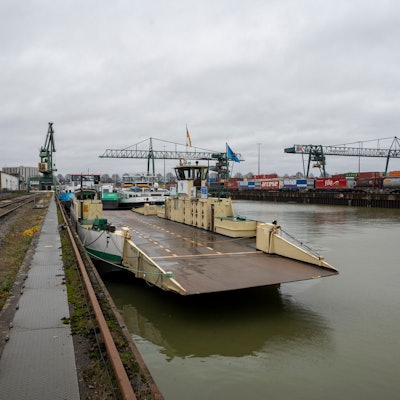 Das Fährschiff Fritz Middelanis der Häfen und Güterverkehr Köln (HGK) liegt im Niehler Hafen.