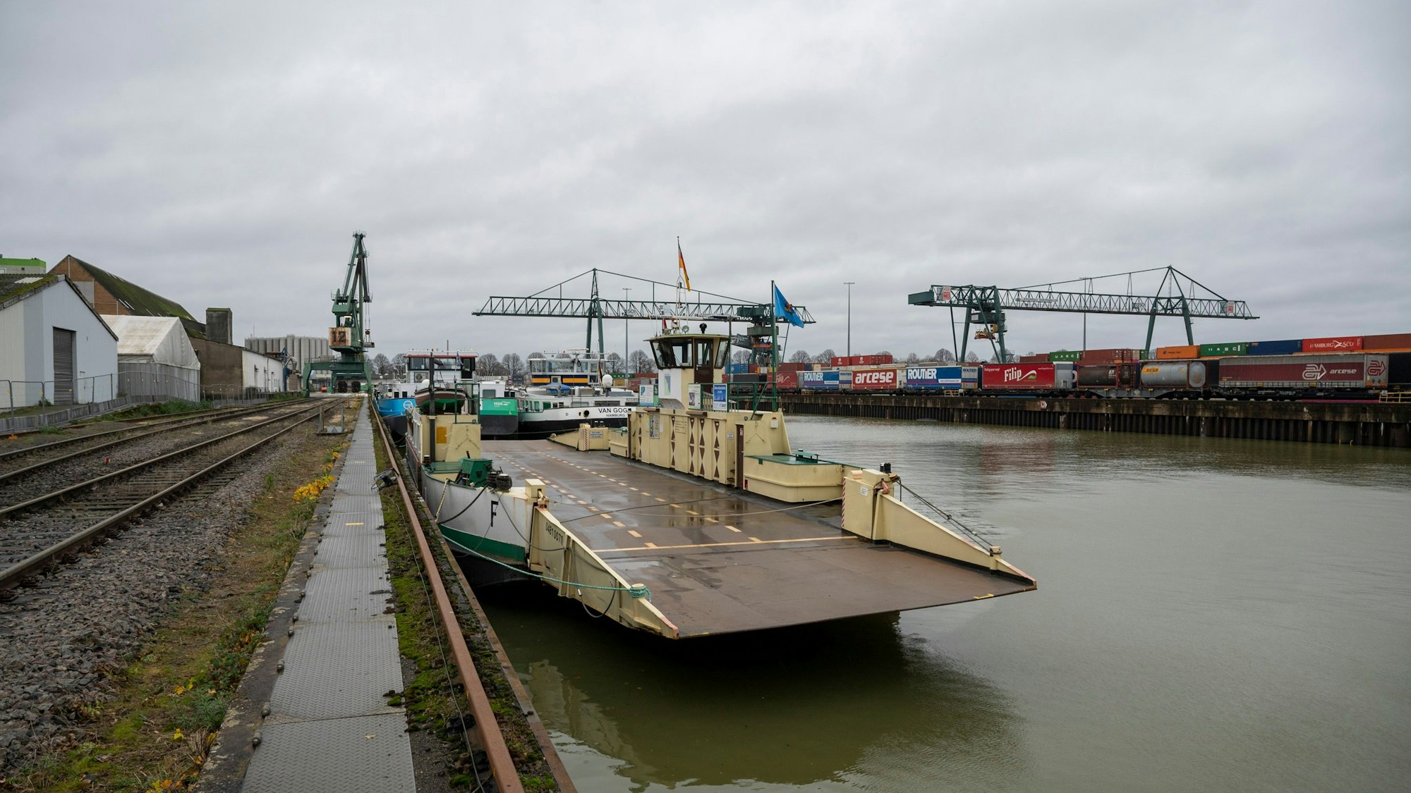 Das Fährschiff Fritz Middelanis der Häfen und Güterverkehr Köln (HGK) liegt im Niehler Hafen.