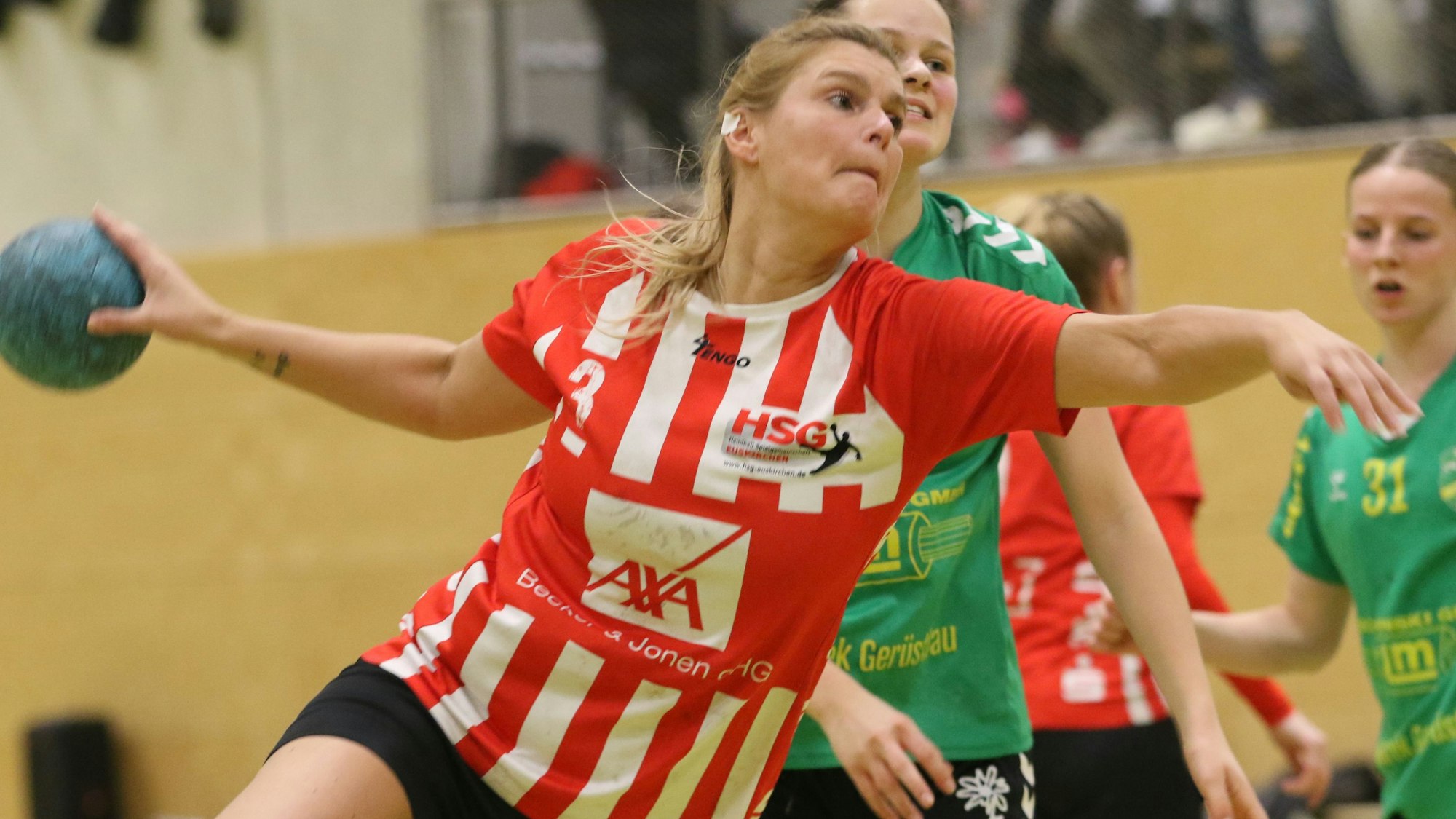 Das Bild zeigt Kreisläuferin Sabine Schmitz beim Torwurf.