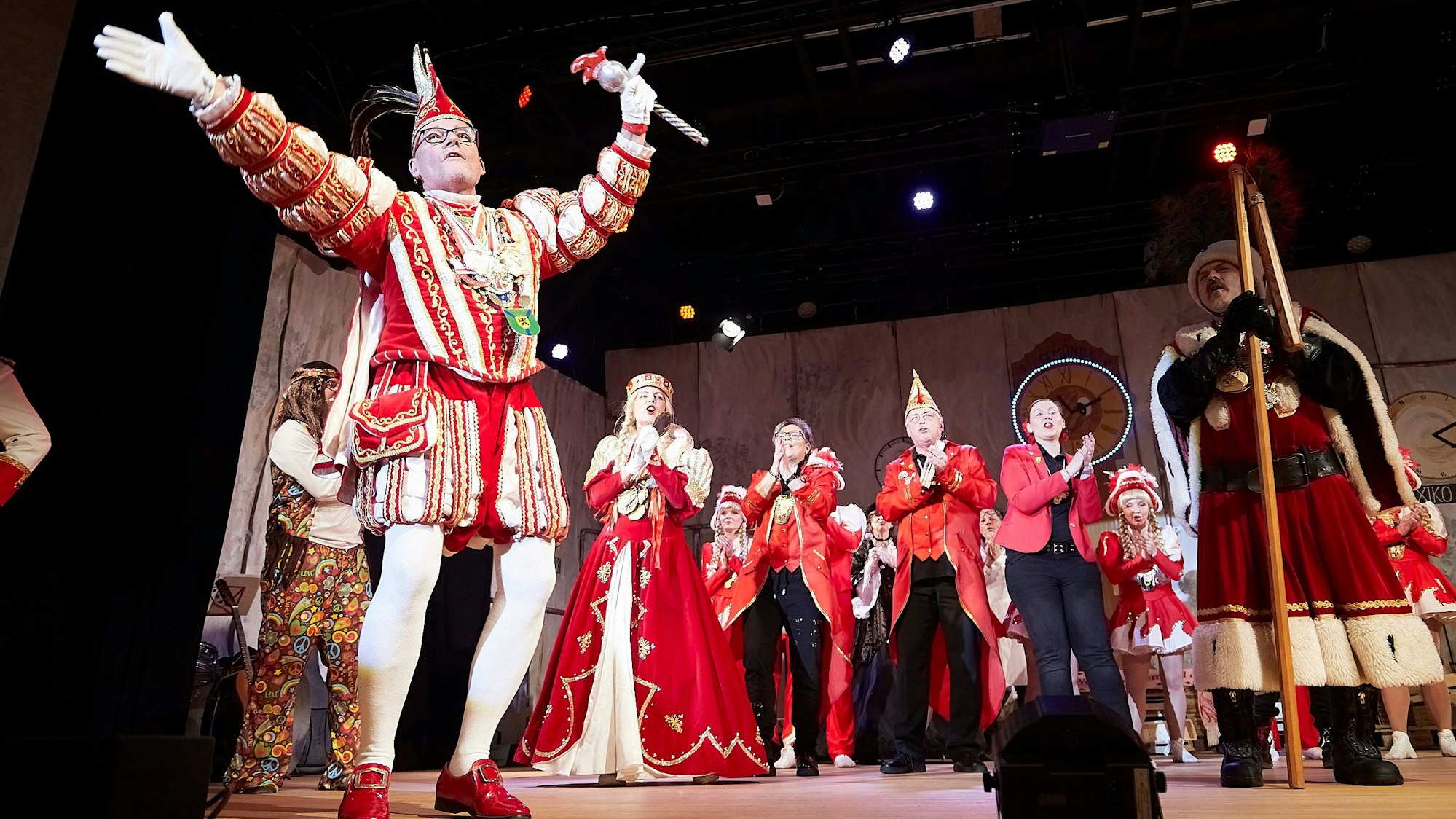 Gut gelaunt zog das Gemünder Dreigestirn in den Saal ein.