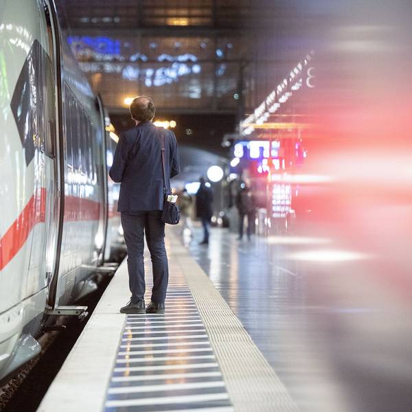 Ein Zugbegleiter steht am Hauptbahnhof an einem ICE. Nach einem schnell beendeten Tarifauftakt Ende Februar wollen sich die Deutsche Bahn und die Eisenbahn- und Verkehrsgewerkschaft (EVG) an diesem Dienstag erneut zusammensetzen. (zu dpa "Nächste Tarifrunde bei der Bahn - Warnstreiks drohen") +++ dpa-Bildfunk +++