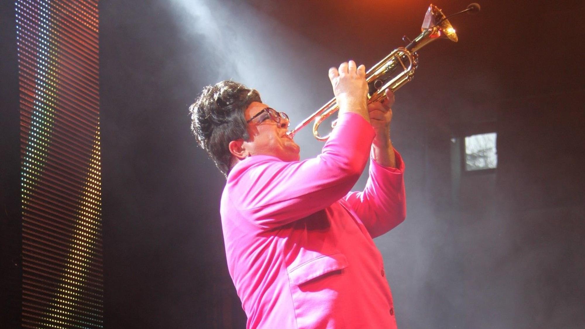 Joachim Jung spielt aus einer Trompete.