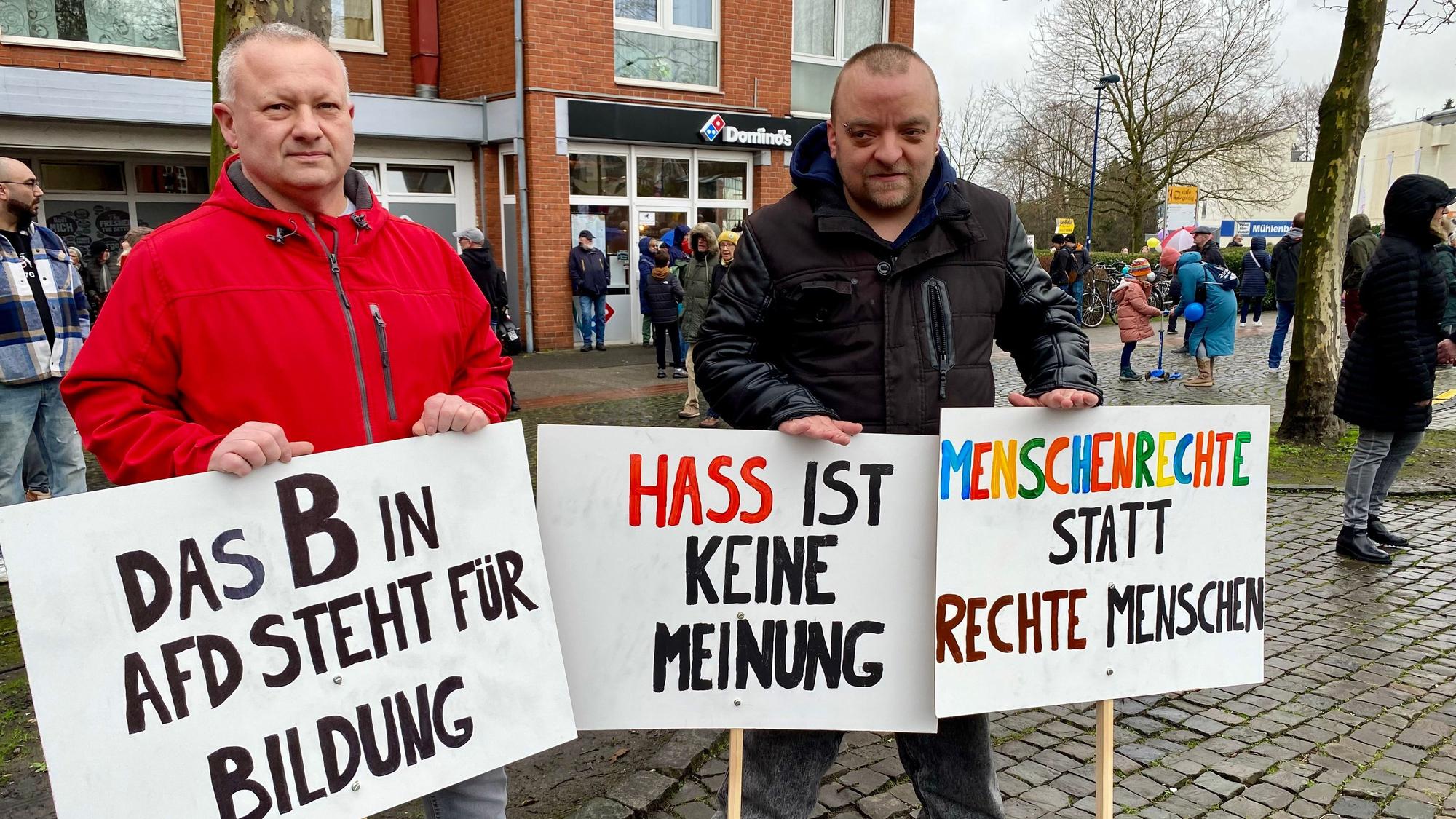 Auf dem Bild sind zwei Demonstranten zu sehen.