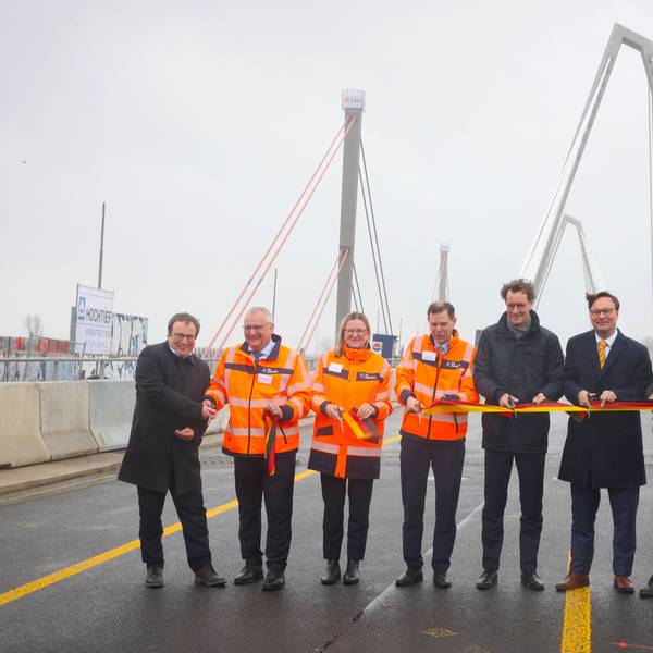Freie Fahrt: NRW-Verkehrsminister Oliver Krischer, Thomas Ganz, Nicole Ritterbusch und Michael Güntner von der Autobahn GmbH, Ministerpräsident Hendrik Wüst und Bundesgesundheitsminister Karl Lauterbach (v.l.)