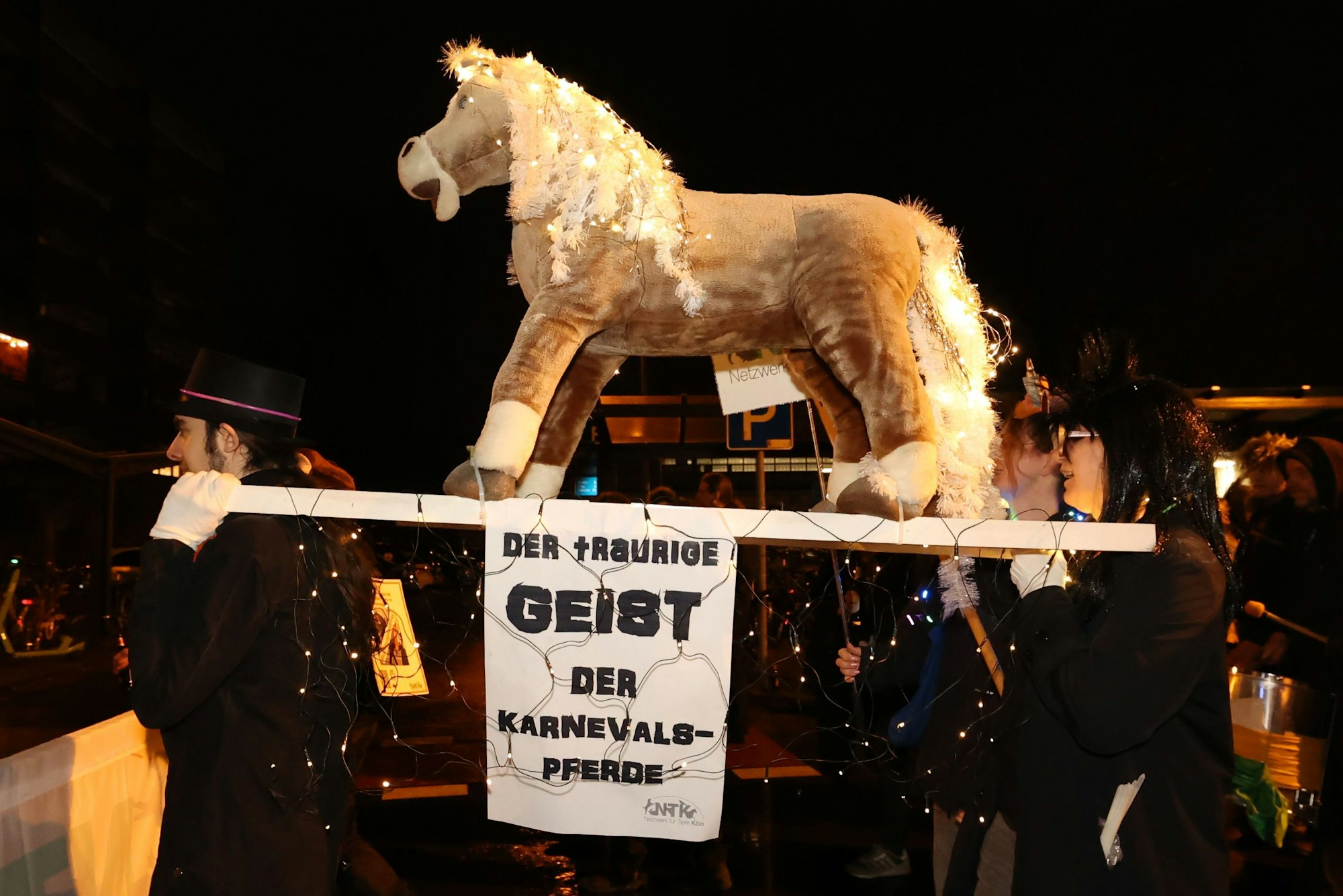 Ein Plüschpferd, darunter ein Schild: Der traurige Geist der Karnevalspferde
