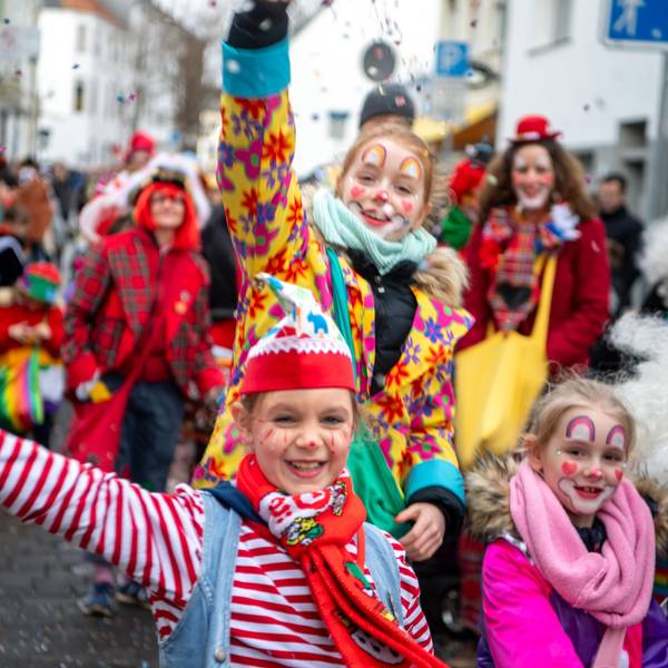 Das Bild zeigt einige junge Jecke während des Kinderzugs in Euskirchen.