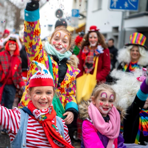 Das Bild zeigt einige junge Jecke während des Kinderzugs in Euskirchen.