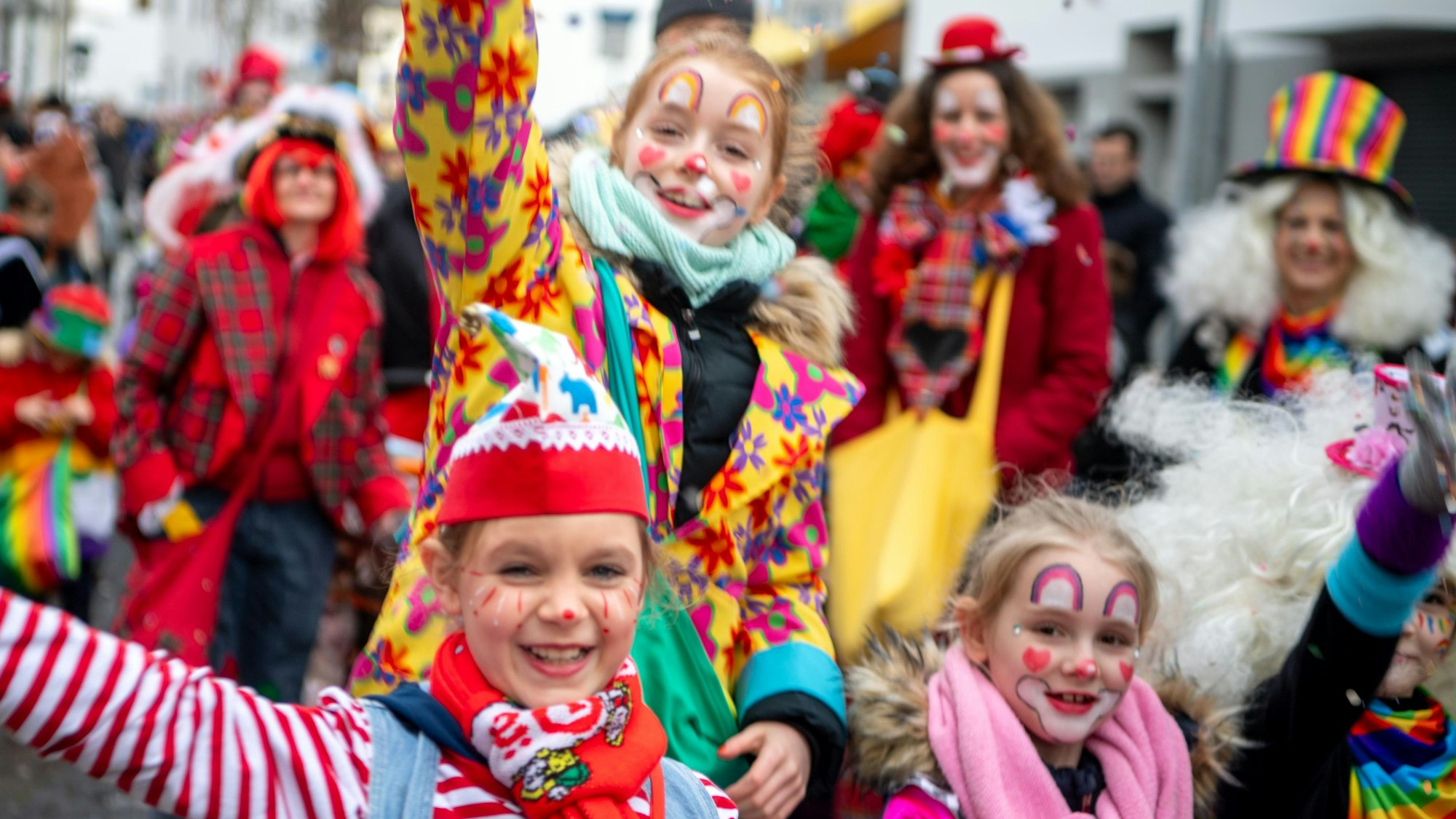 Das Bild zeigt einige junge Jecke während des Kinderzugs in Euskirchen.