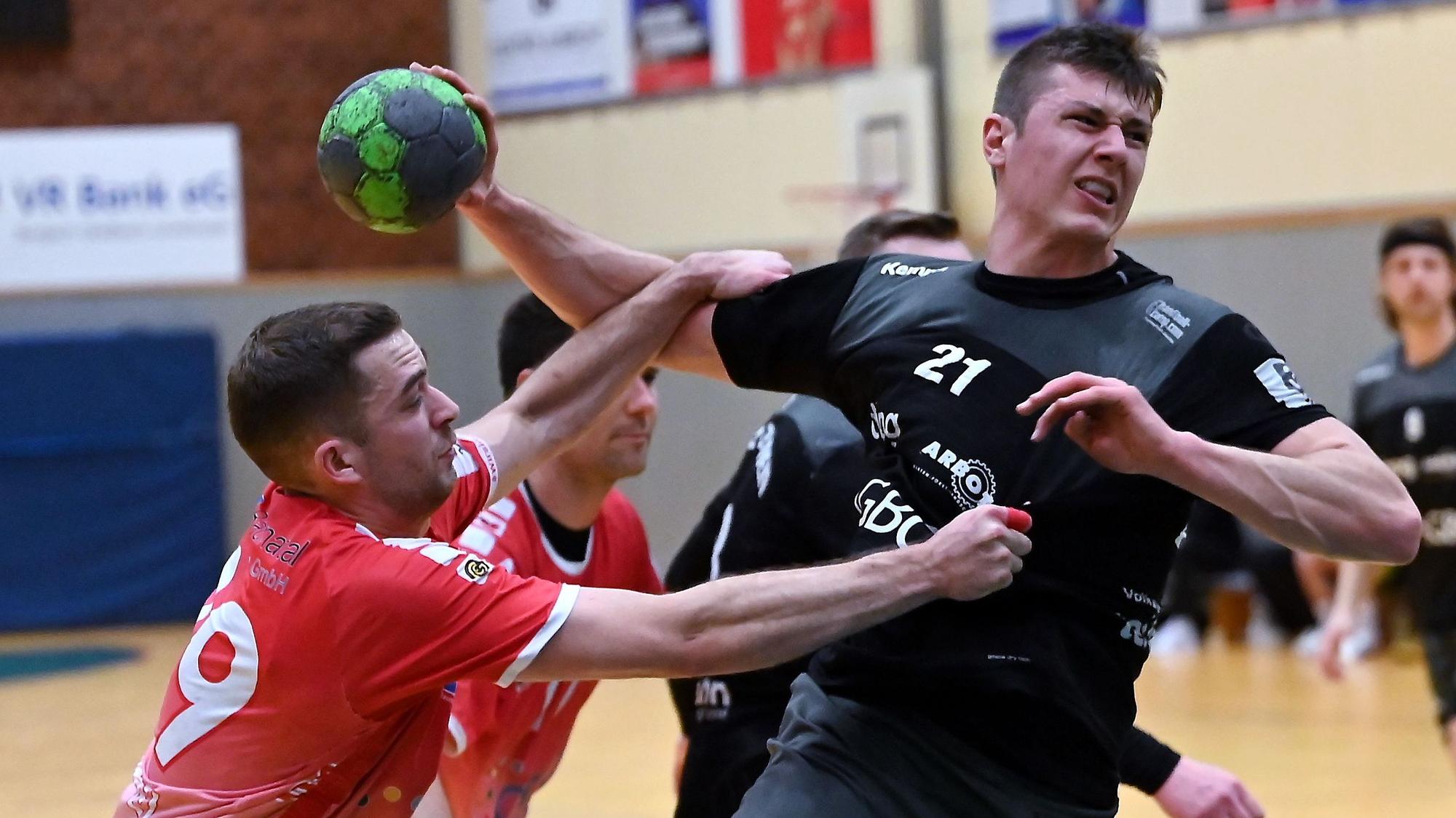 Handball
Opladen - Baunatal
rechts: Oliver Dasburg (OPL)
Foto: Uli Herhaus
