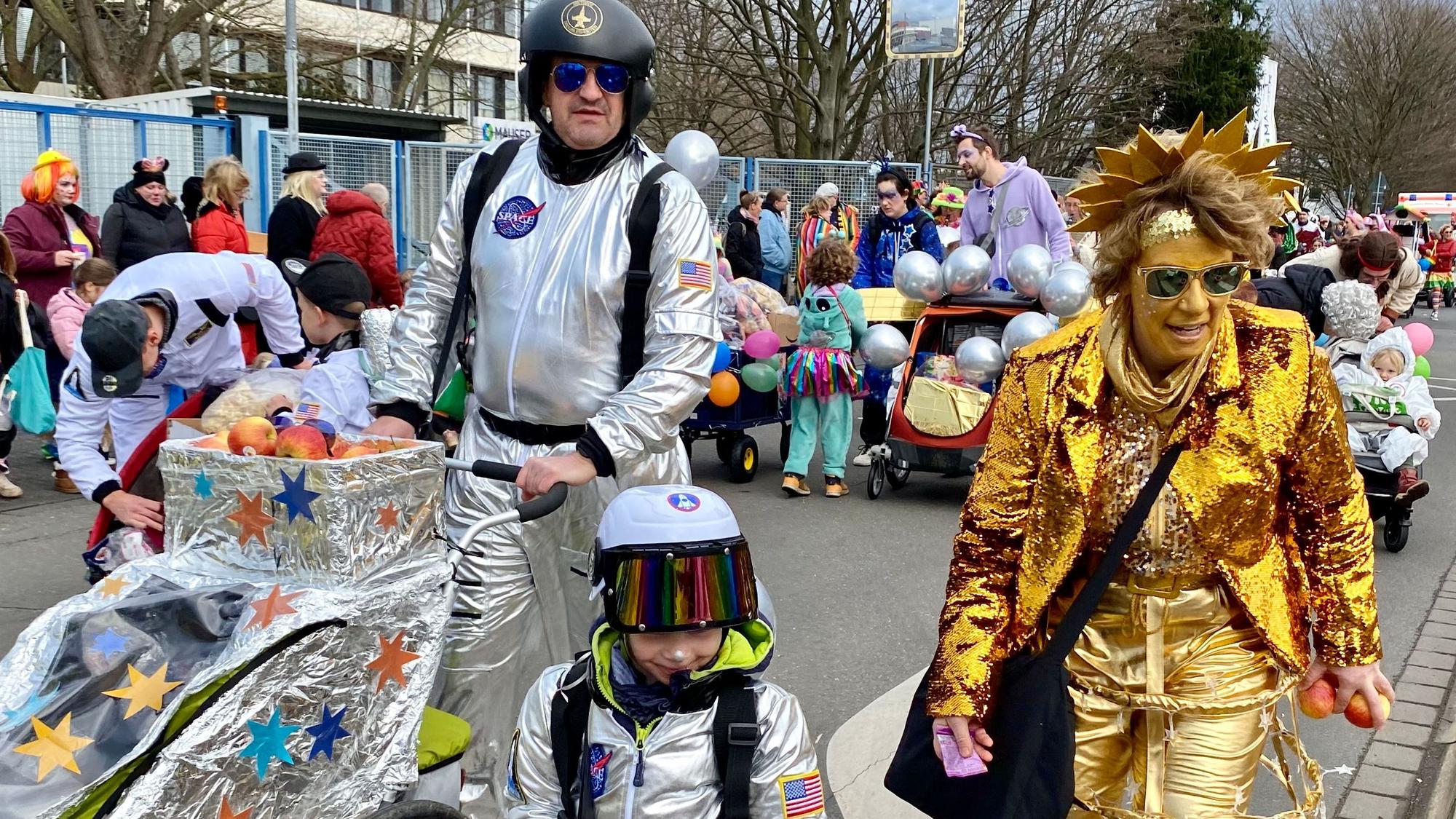 Auf dem Bild sind als Astronauten Verkleidete zu sehen