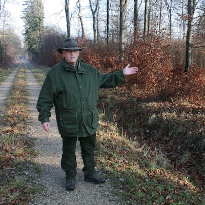 Ditmar Krumpen steht auf einem Weg im Dahlemer Gemeindewald.