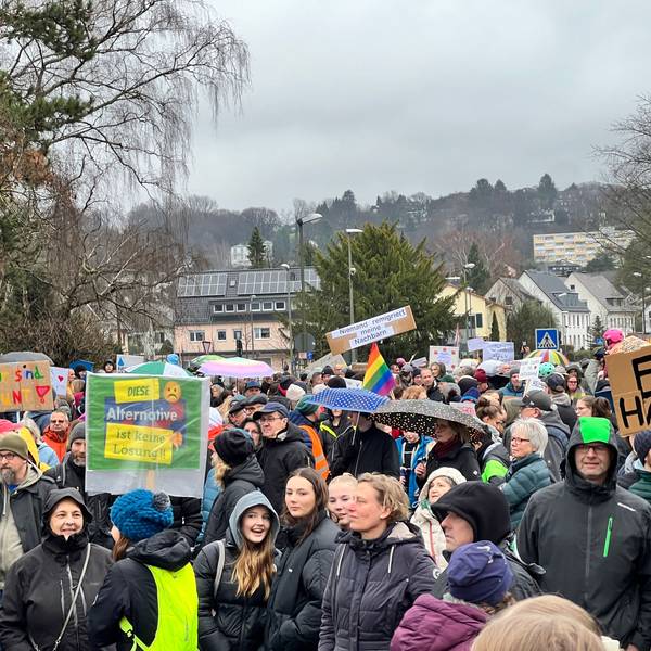 2500 Menschen, nach Angaben der Veranstalter, demonstrierten am Sonntagnachmittag gegen einen Rechtsruck.