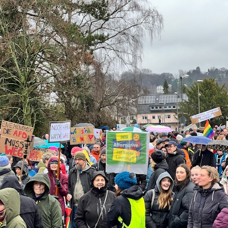 2500 Menschen, nach Angaben der Veranstalter, demonstrierten am Sonntagnachmittag gegen einen Rechtsruck.