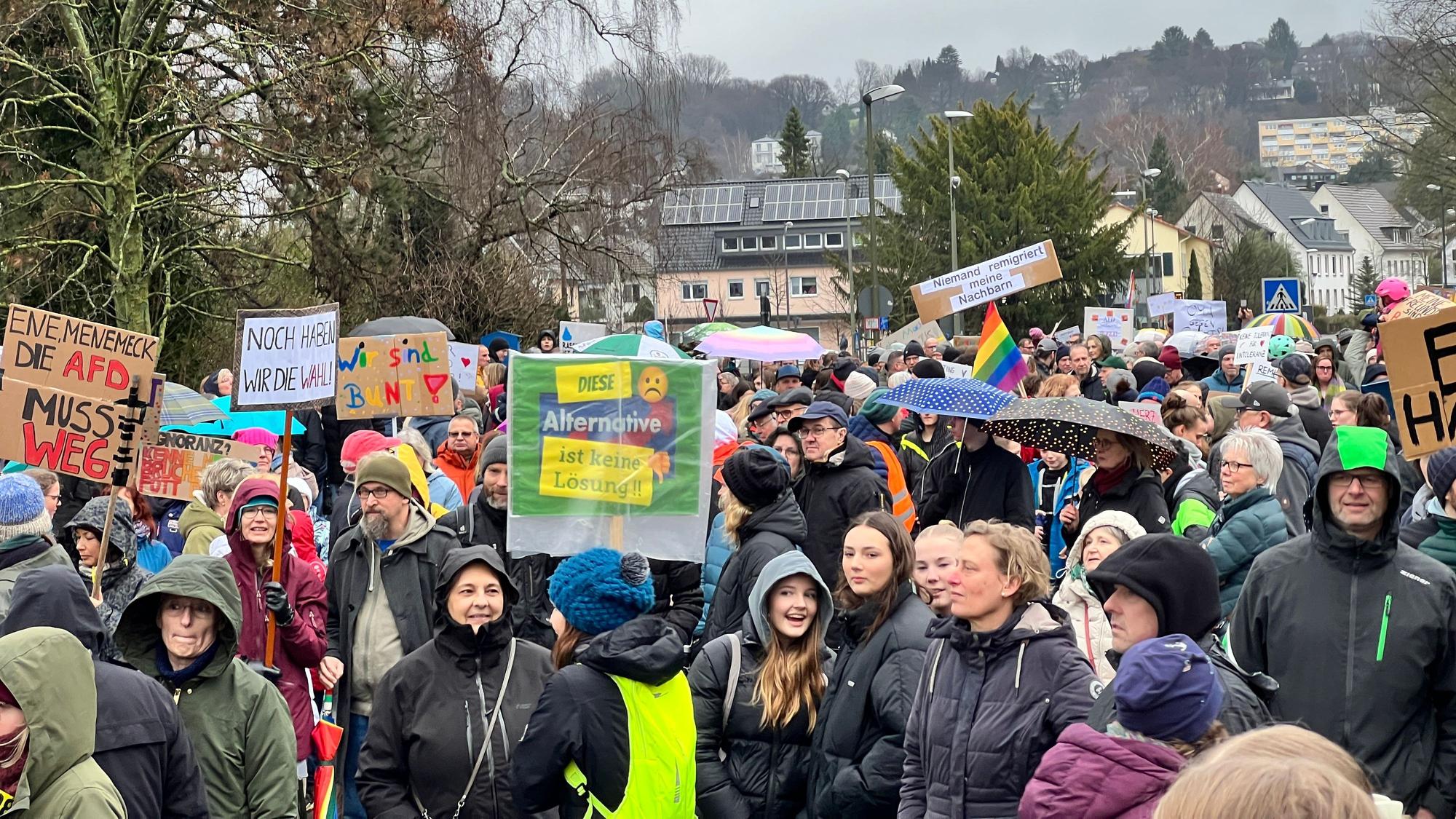 2500 Menschen, nach Angaben der Veranstalter, demonstrierten am Sonntagnachmittag gegen einen Rechtsruck.