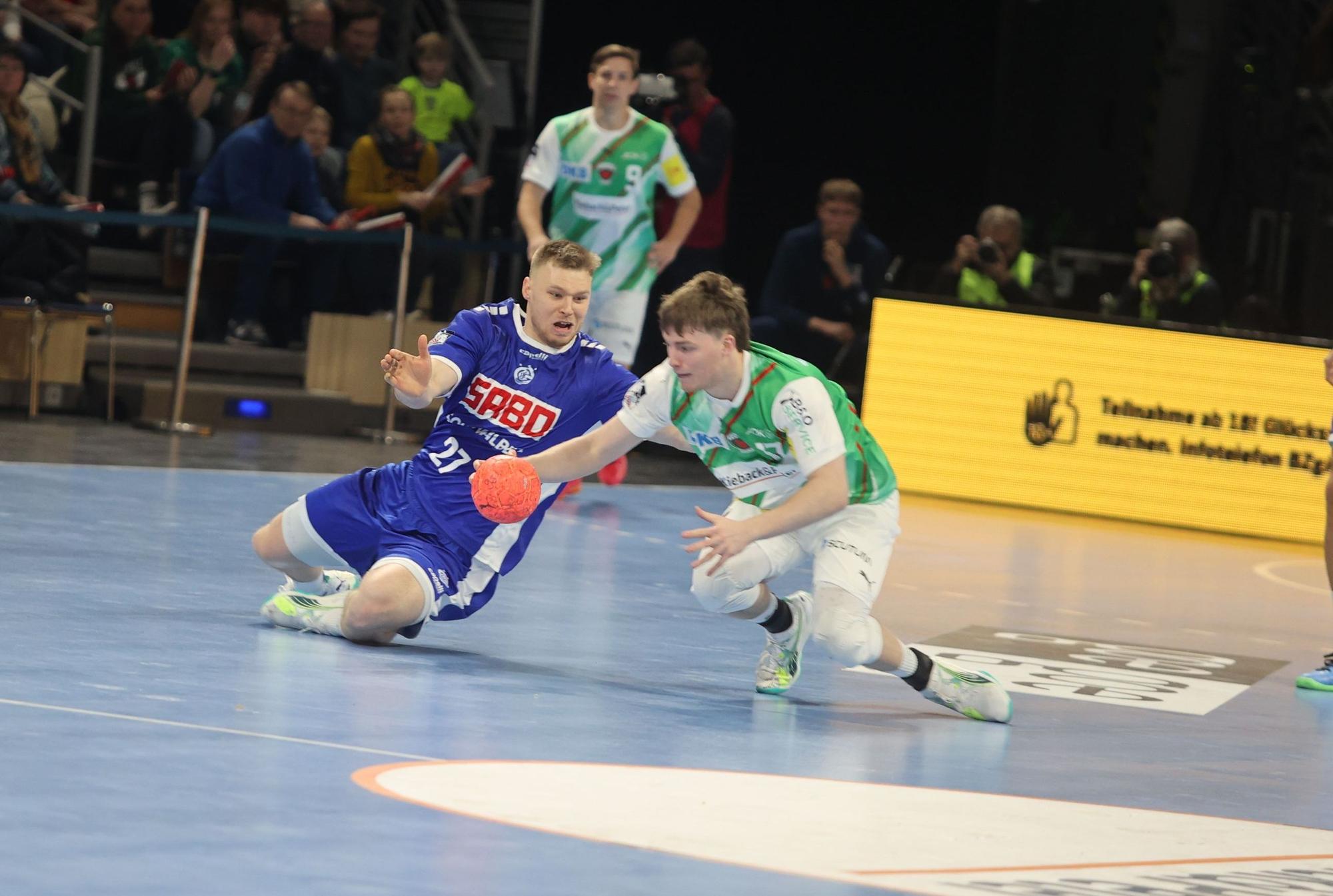 VfL-Kreisläufer Kristjan Horzen und der Berliner Nils Lichtlein kämpfen um den Ball.