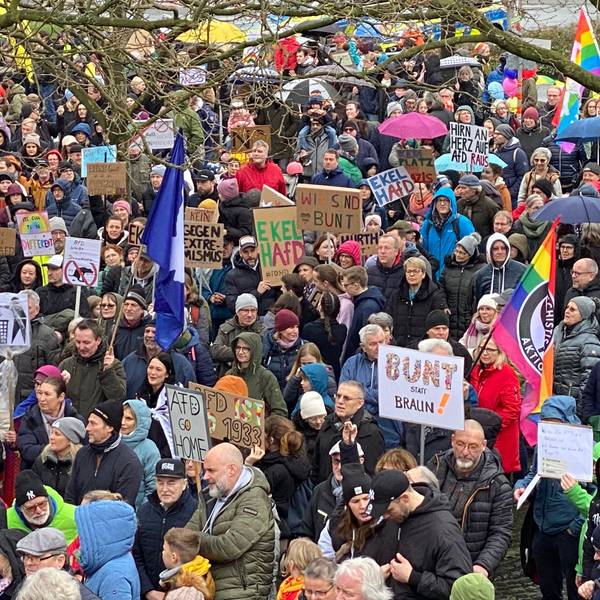 Auf dem Bild sind viele Demonstranten zu sehen.