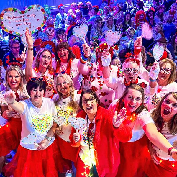 Die jecken Damen um Dana, Jasmin, Sandra, Romi, Anette, Heike, Era und ihre Freundinnen feierten eine erstklassige Damensitzung.