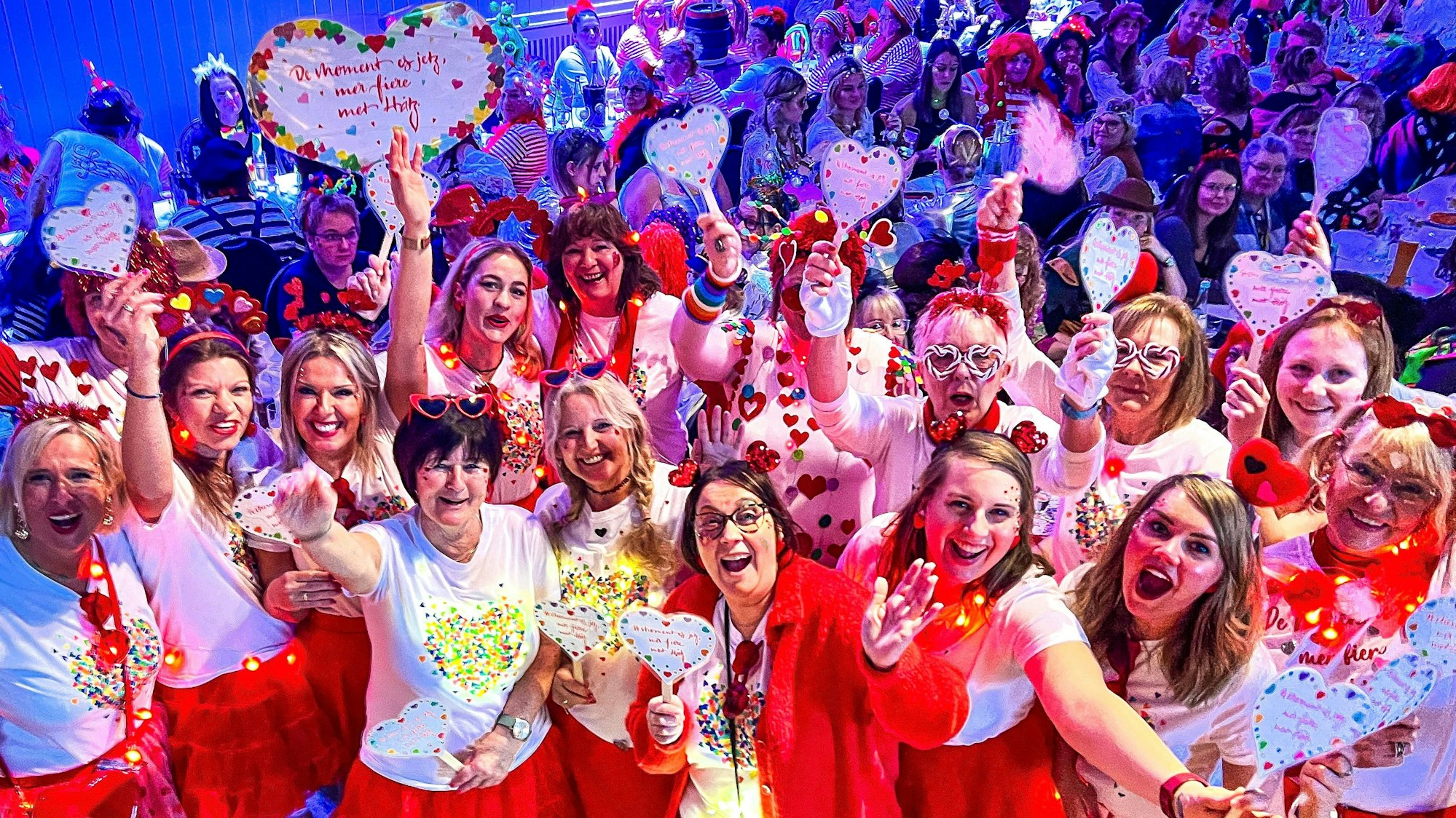 Die jecken Damen um Dana, Jasmin, Sandra, Romi, Anette, Heike, Era und ihre Freundinnen feierten eine erstklassige Damensitzung.