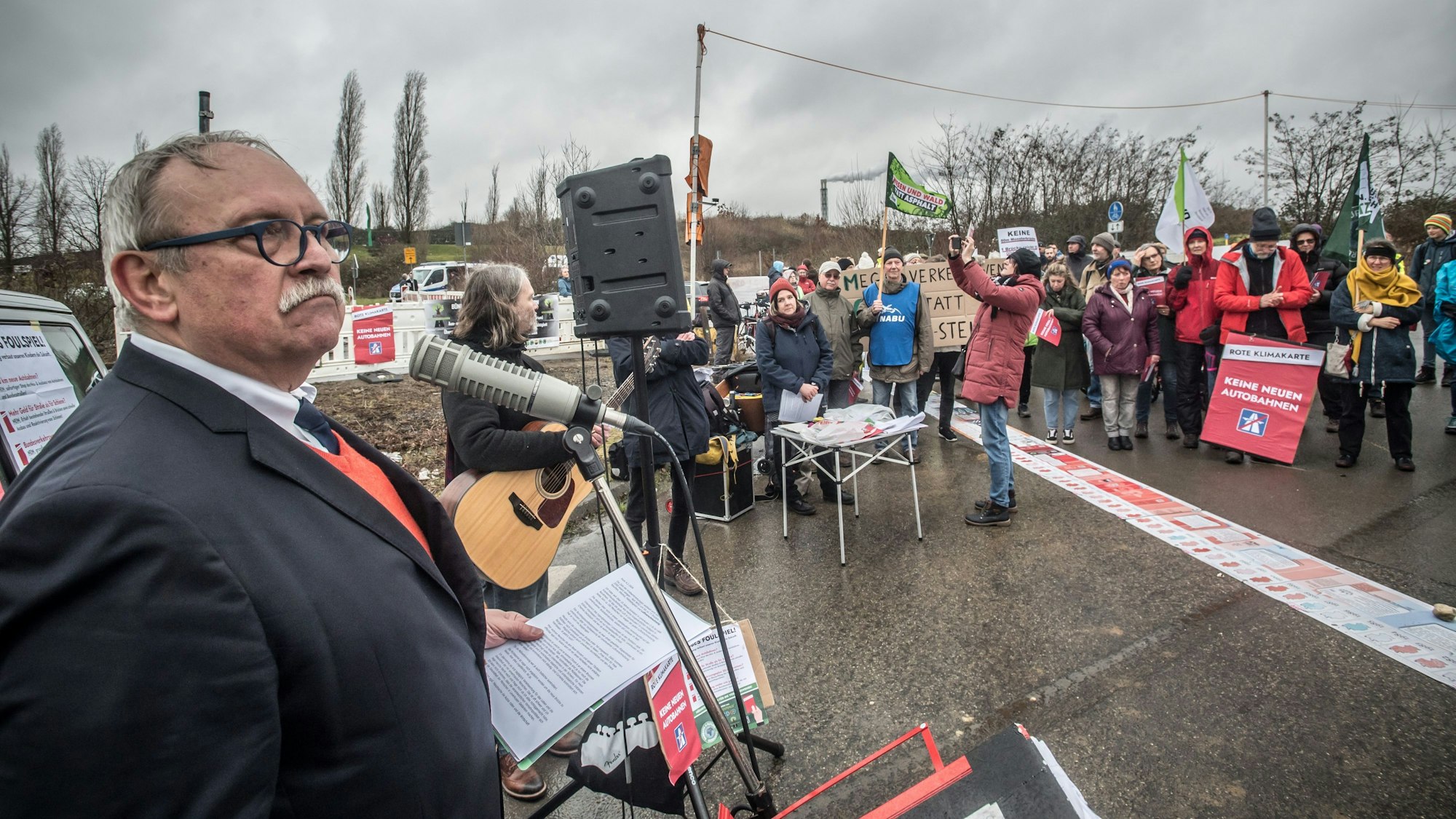 Der Lungenfacharzt Norbert Mülleneisen redete auf der Demonstration zur Eröffnung der Leverkusener Brücke über die Folgen von Luftverschmutzung durch Autoverkehr.