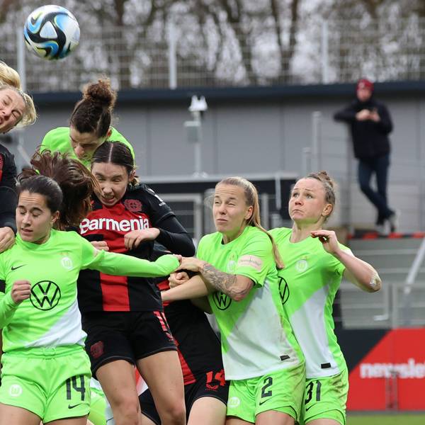 GER, Bayer 04 Leverkusen vs. VfL Wolfsburg, Fussball, Google Pixel Frauen-Bundesliga, 12. Spieltag, Spielzeit 2023/2024, 04.02.2024 DFL REGULATIONS PROHIBIT ANY USE OF PHOTOGRAPHS AS IMAGE SEQUENCES AND/OR QUASI-VIDEO GER, Bayer 04 Leverkusen vs. VfL Wolfsburg, Fussball, Google Pixel Frauen-Bundesliga, 12. Spieltag, Spielzeit 2023/2024, 04.02.2024 Leverkusen *** GER, Bayer 04 Leverkusen vs VfL Wolfsburg, Football, Google Pixel Womens Bundesliga, Matchday 12, Season 2023 2024, 04 02 2024 DFL REGULATES PROHIBIT ANY USE OF PHOTOGRAPHS AS IMAGE SEQUENCES AND OR QUASI VIDEO GER, Bayer 04 Leverkusen vs VfL Wolfsburg, Football, Google Pixel Womens Bundesliga, Matchday 12, Season 2023 2024, 04 02 2024 Leverkusen Copyright: xEibner-Pressefoto/xFrankxZeisingx EP_FZG