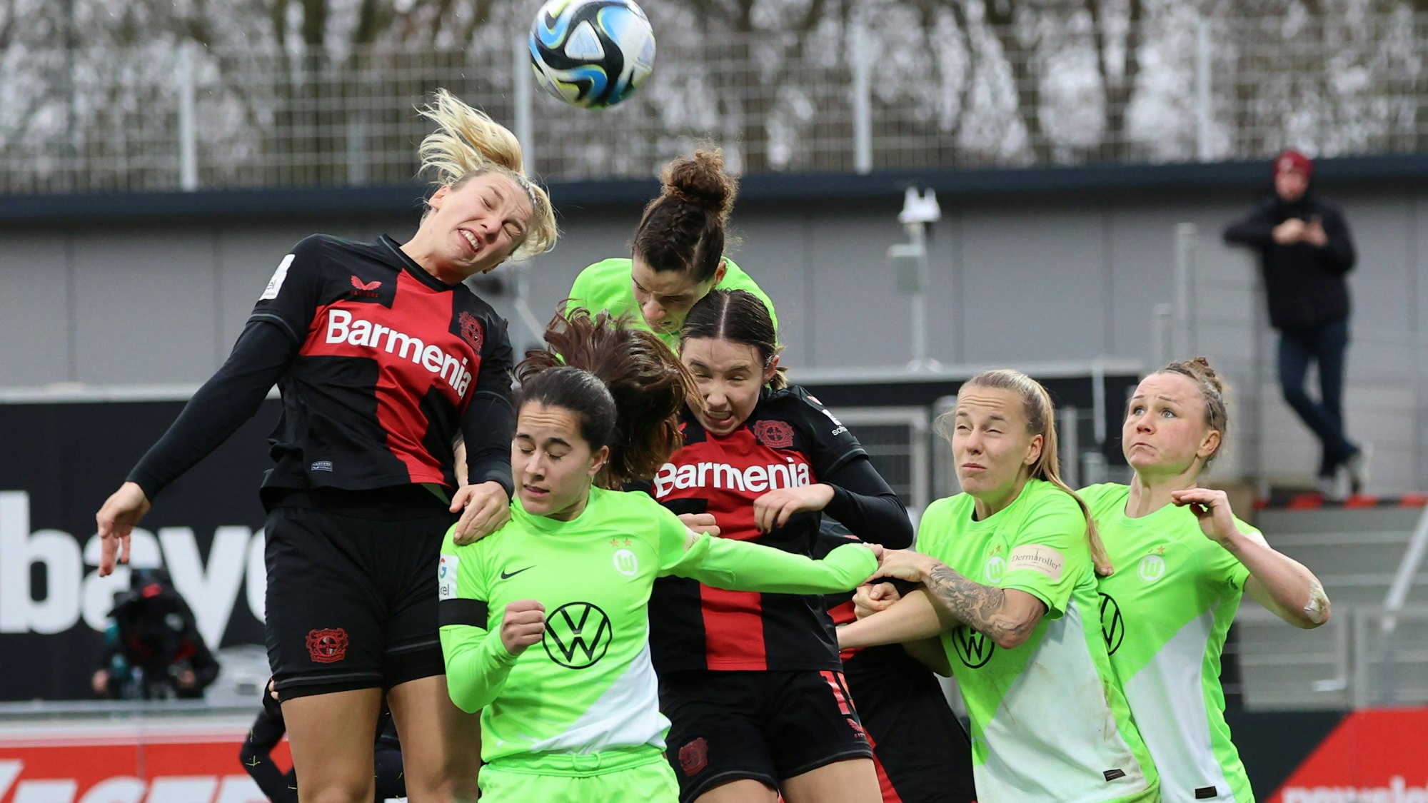 GER, Bayer 04 Leverkusen vs. VfL Wolfsburg, Fussball, Google Pixel Frauen-Bundesliga, 12. Spieltag, Spielzeit 2023/2024, 04.02.2024 DFL REGULATIONS PROHIBIT ANY USE OF PHOTOGRAPHS AS IMAGE SEQUENCES AND/OR QUASI-VIDEO GER, Bayer 04 Leverkusen vs. VfL Wolfsburg, Fussball, Google Pixel Frauen-Bundesliga, 12. Spieltag, Spielzeit 2023/2024, 04.02.2024 Leverkusen *** GER, Bayer 04 Leverkusen vs VfL Wolfsburg, Football, Google Pixel Womens Bundesliga, Matchday 12, Season 2023 2024, 04 02 2024 DFL REGULATES PROHIBIT ANY USE OF PHOTOGRAPHS AS IMAGE SEQUENCES AND OR QUASI VIDEO GER, Bayer 04 Leverkusen vs VfL Wolfsburg, Football, Google Pixel Womens Bundesliga, Matchday 12, Season 2023 2024, 04 02 2024 Leverkusen Copyright: xEibner-Pressefoto/xFrankxZeisingx EP_FZG