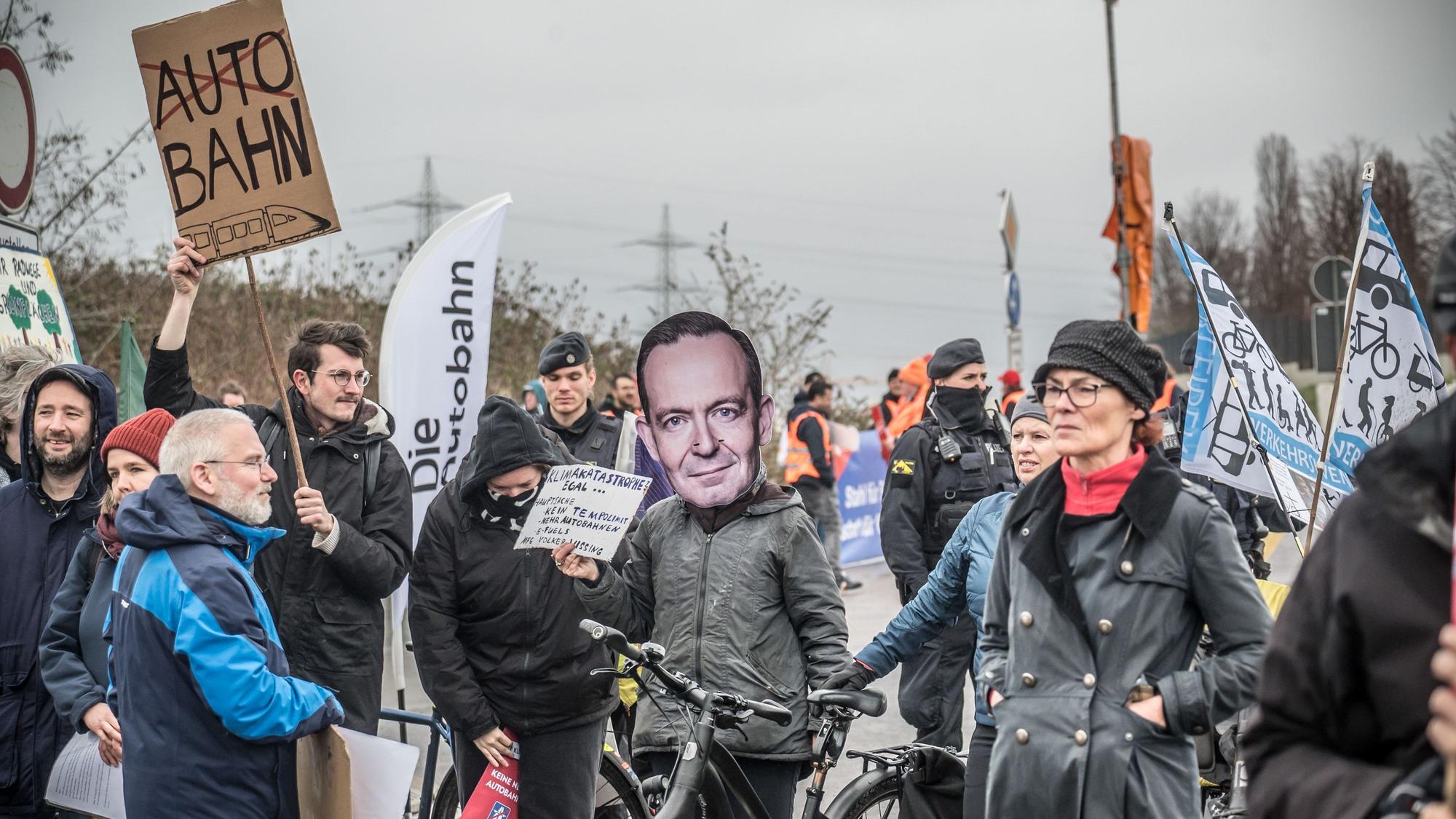 Demonstration auf der Rheinallee zur Brückenöffnung Anfang Februar